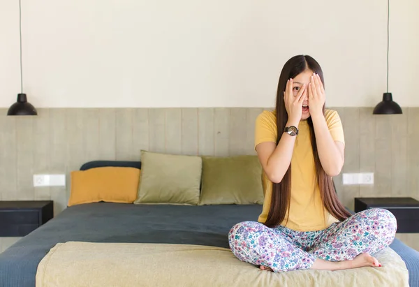 Junge Asiatische Frau Die Angst Oder Verlegenheit Empfindet Mit Halb — Stockfoto