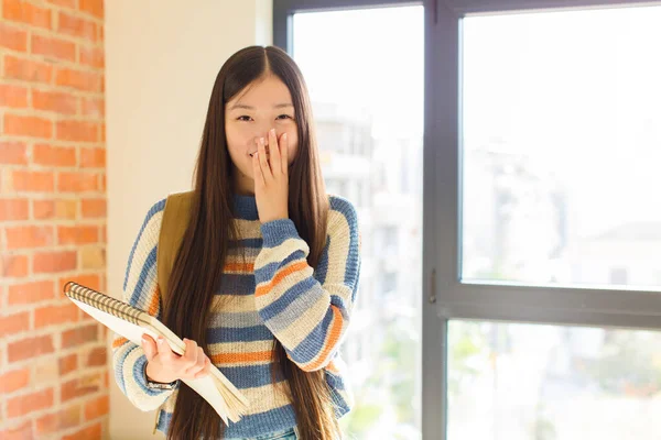Junge Asiatische Frau Sieht Glücklich Fröhlich Glücklich Und Überrascht Aus — Stockfoto