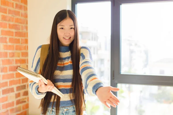 Młoda Azjatycka Kobieta Uśmiecha Się Radośnie Dając Ciepły Przyjazny Kochający — Zdjęcie stockowe
