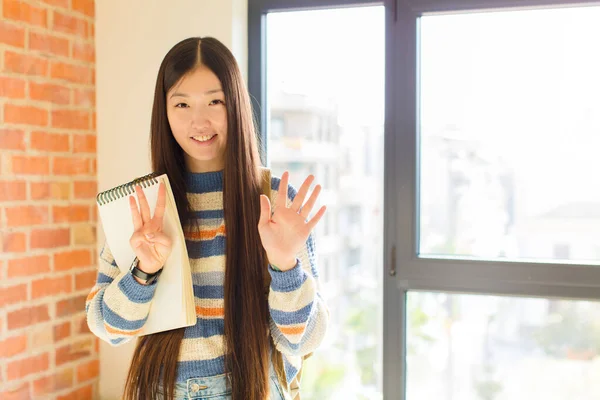 Jovem Mulher Asiática Sorrindo Olhando Amigável Mostrando Número Oito Oitavo — Fotografia de Stock