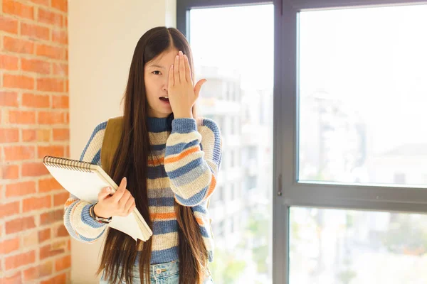 Joven Asiático Mujer Buscando Somnoliento Aburrido Bostezando Con Dolor Cabeza — Foto de Stock