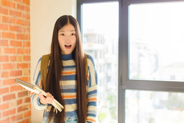 충격받고 짜증이 나거나 보이고 화가난젊은 — 스톡 사진