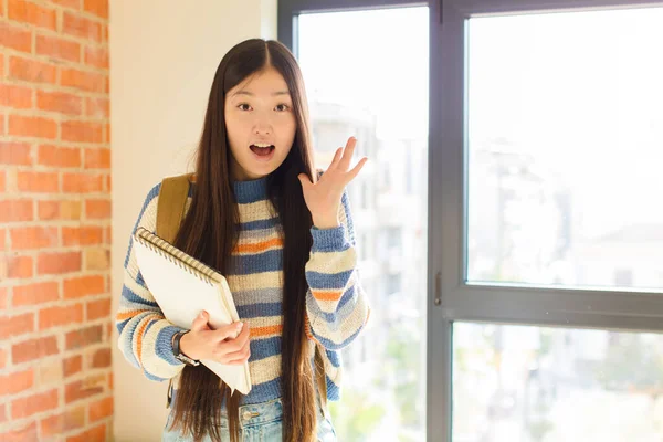 Jovem Asiático Mulher Sentindo Chocado Animado Rindo Espantado Feliz Por — Fotografia de Stock
