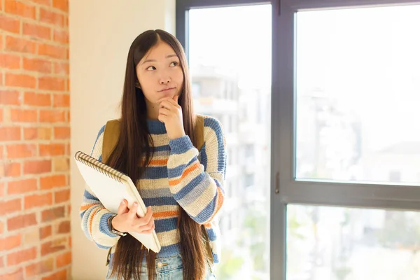 Joven Mujer Asiática Pensando Sintiéndose Dudosa Confundida Con Diferentes Opciones —  Fotos de Stock