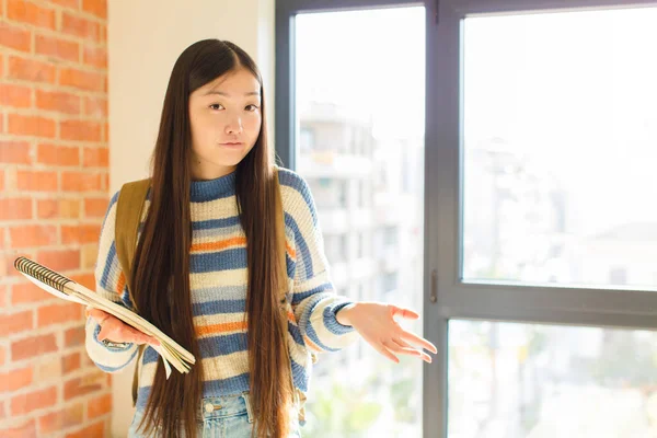 Joven Asiático Mujer Sintiéndose Desconcertado Confundido Inseguro Acerca Respuesta Correcta — Foto de Stock