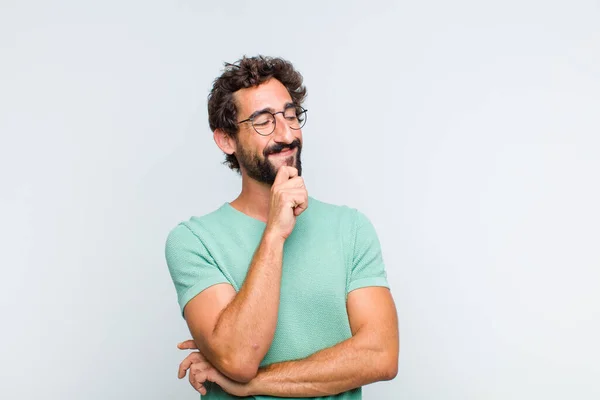 Junger Bärtiger Mann Mit Glücklichem Selbstbewusstem Gesichtsausdruck Die Hand Kinn — Stockfoto