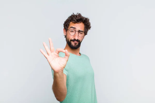 Joven Barbudo Sintiéndose Feliz Relajado Satisfecho Mostrando Aprobación Con Buen —  Fotos de Stock