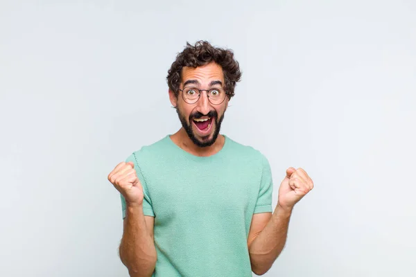 Joven Barbudo Sintiéndose Sorprendido Emocionado Feliz Riendo Celebrando Éxito Diciendo — Foto de Stock