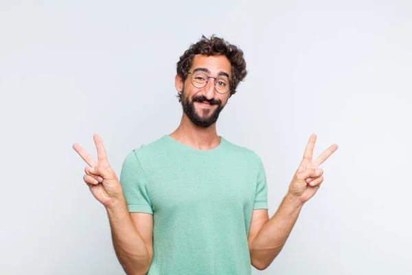 Giovane Uomo Barbuto Sorridente Guardando Felice Amichevole Soddisfatto Gesticolando Vittoria — Foto Stock