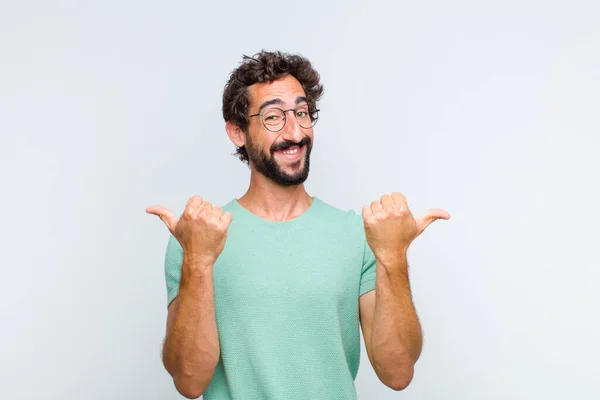 Giovane Uomo Barbuto Sorridente Gioiosamente Guardando Felice Sentendosi Spensierato Positivo — Foto Stock