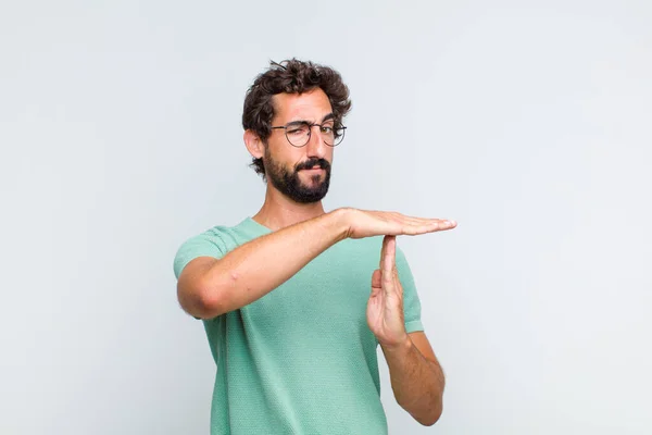 Giovane Barbuto Che Sembra Serio Severo Arrabbiato Dispiaciuto Facendo Segno — Foto Stock