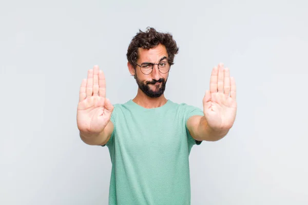 Jonge Man Met Baard Die Serieus Ongelukkig Boos Ontevreden Uitziet — Stockfoto