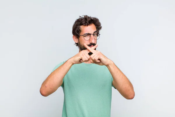 Junger Bärtiger Mann Der Ernst Und Unzufrieden Mit Beiden Fingern — Stockfoto