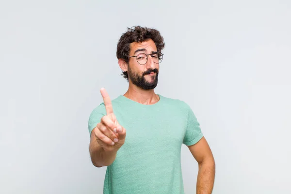 Jovem Barbudo Homem Sorrindo Orgulhosa Confiantemente Fazendo Número Pose Triunfante — Fotografia de Stock