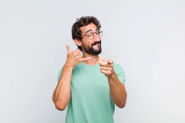 Giovane Uomo Barbuto Sorridente Allegramente Indicando Fotocamera Mentre Effettua Una — Foto Stock