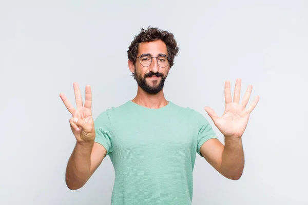 Genç Sakallı Adam Gülümsüyor Arkadaş Canlısı Görünüyor Numarayı Gösteriyor Elleri — Stok fotoğraf