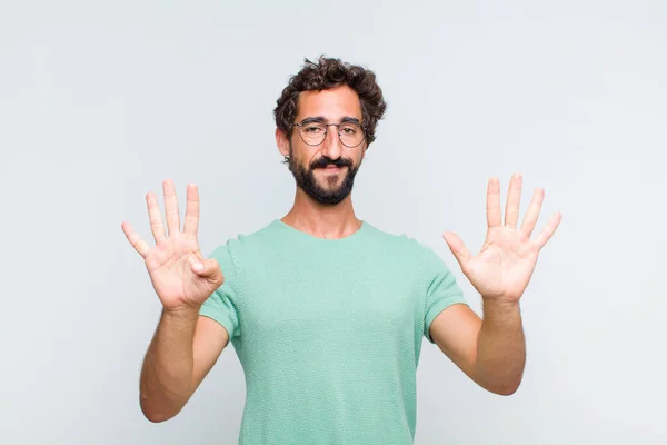 Junger Bärtiger Mann Lächelt Und Sieht Freundlich Aus Zeigt Die — Stockfoto