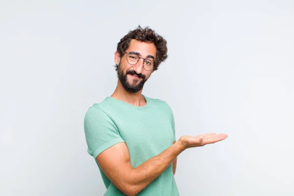 Jovem Barbudo Sorrindo Alegremente Sentindo Feliz Mostrando Conceito Espaço Cópia — Fotografia de Stock