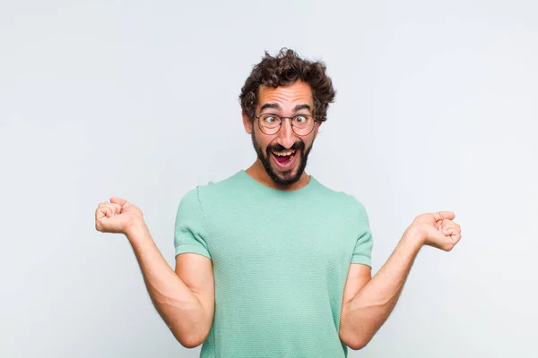 Jovem Barbudo Olhar Extremamente Feliz Surpreso Celebrando Sucesso Gritando Saltando — Fotografia de Stock