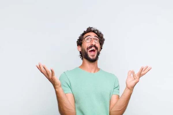 Jeune Homme Barbu Sentant Heureux Étonné Chanceux Surpris Célébrer Victoire — Photo