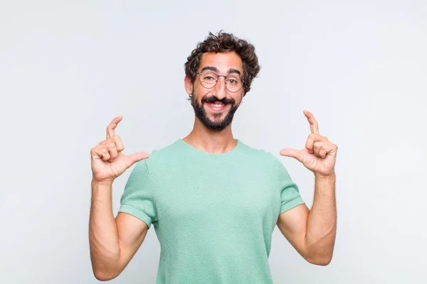 Hombre Barbudo Joven Enmarcando Esbozando Propia Sonrisa Con Ambas Manos — Foto de Stock