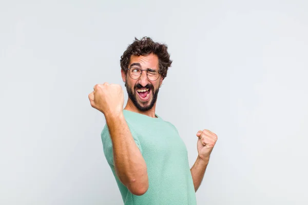 Jovem Barbudo Gritando Triunfalmente Parecendo Animado Feliz Surpreso Vencedor Comemorando — Fotografia de Stock