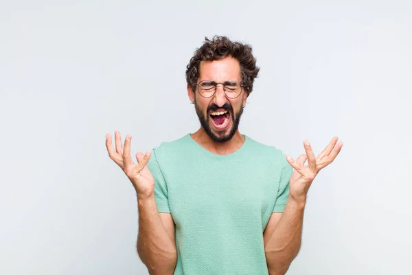 Ung Skäggig Man Rasande Skriker Känner Sig Stressad Och Irriterad — Stockfoto