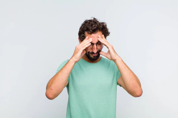 Giovane Uomo Barbuto Cercando Stressato Frustrato Lavorando Sotto Pressione Con — Foto Stock