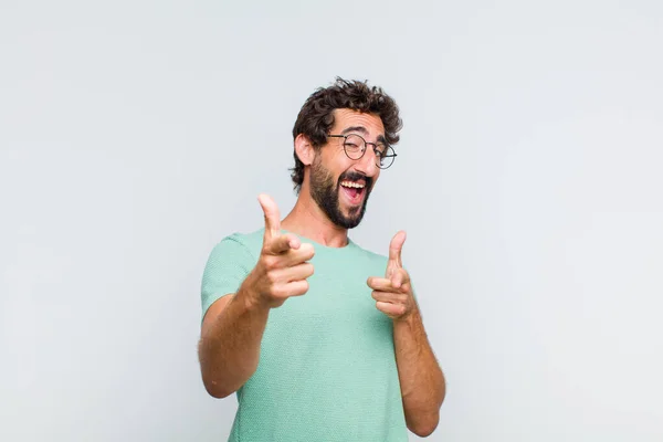 Joven Barbudo Sonriendo Con Una Actitud Positiva Exitosa Feliz Apuntando — Foto de Stock