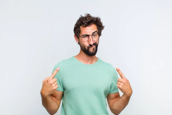 Giovane Uomo Barbuto Con Cattivo Atteggiamento Guardando Orgoglioso Aggressivo Puntando — Foto Stock