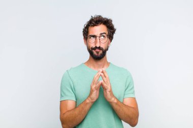 Genç sakallı adam entrikalar ve komplolar kuruyor, hilekar hileler ve aldatmalar düşünüyor, kurnazlık ve ihanet