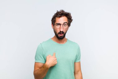 Genç sakallı adam şaşkın, şaşkın ve güvensiz hissediyor, kendini gösterip kim olduğunu soruyor, ben mi??