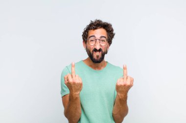 Genç sakallı adam kışkırtıcı, agresif ve müstehcen hissediyor. İsyankar bir tavırla orta parmağını hareket ettiriyor.