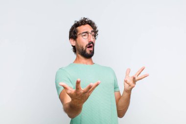 Genç sakallı adam opera yapıyor ya da konserde şarkı söylüyor. Romantik, sanatsal ve tutkulu hissediyor.