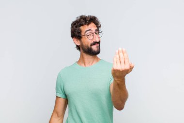 Genç sakallı adam mutlu, başarılı ve kendinden emin hissediyor, bir meydan okumayla karşı karşıya ve 