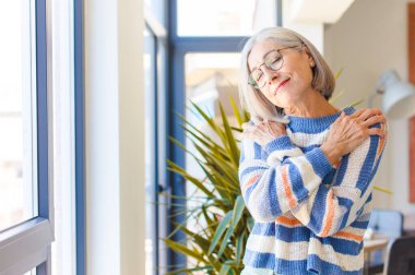 Orta yaşlı bir kadın aşık oluyor, gülümsüyor, sarılıyor ve kendine sarılıyor, bekar kalıyor, bencil ve benmerkezci oluyor.