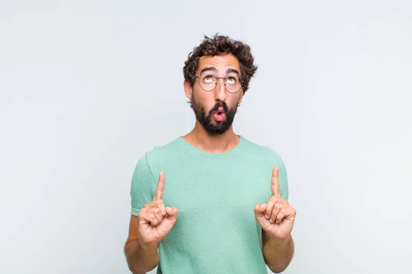 Young Bearded Man Feeling Awed Open Mouthed Pointing Upwards Shocked — Stock Photo, Image