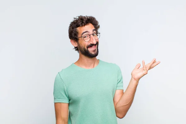 Jovem Barbudo Sentindo Feliz Surpreso Alegre Sorrindo Com Atitude Positiva — Fotografia de Stock