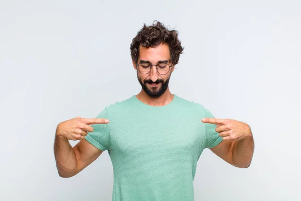 Junger Bärtiger Mann Der Stolz Positiv Und Lässig Mit Beiden — Stockfoto