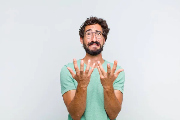 Jonge Man Met Baard Zoek Wanhopig Gefrustreerd Gestresst Ongelukkig Geïrriteerd — Stockfoto