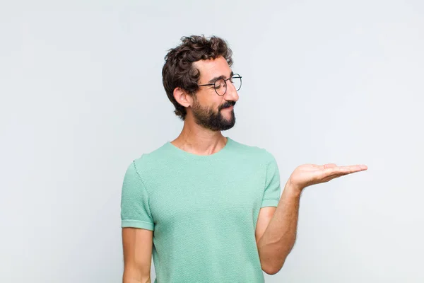 Jovem Barbudo Sentindo Feliz Sorrindo Casualmente Olhando Para Objeto Conceito — Fotografia de Stock