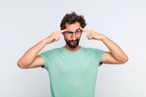 Joven Barbudo Con Una Mirada Seria Concentrada Lluvia Ideas Pensando — Foto de Stock