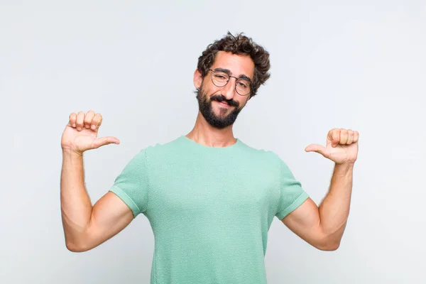 Junger Bärtiger Mann Der Stolz Arrogant Und Selbstbewusst Ist Zufrieden — Stockfoto