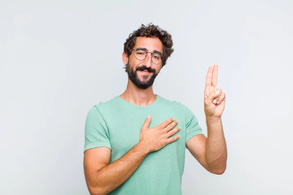 Joven Hombre Barbudo Buscando Feliz Seguro Digno Confianza Sonriendo Mostrando — Foto de Stock