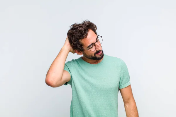 Joven Barbudo Sonriendo Alegre Casualmente Tomando Mano Cabeza Con Una — Foto de Stock