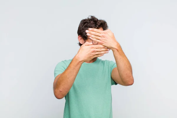 Mladý Vousatý Muž Zakrývající Obličej Oběma Rukama Odmítnutýma Kamery Odmítání — Stock fotografie