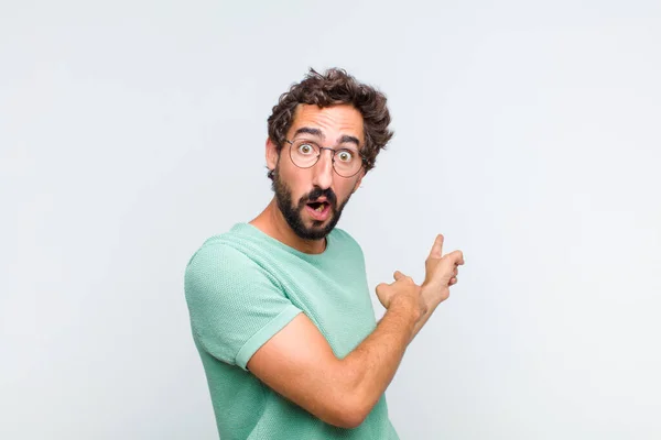 Young Bearded Man Feeling Shocked Surprised Pointing Copy Space Side — Stock Photo, Image