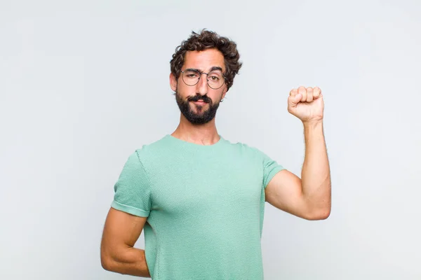 Ung Skäggig Man Som Känner Sig Allvarlig Stark Och Upprorisk — Stockfoto