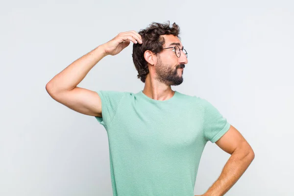 Jovem Barbudo Homem Sentindo Sem Noção Confuso Pensando Uma Solução — Fotografia de Stock