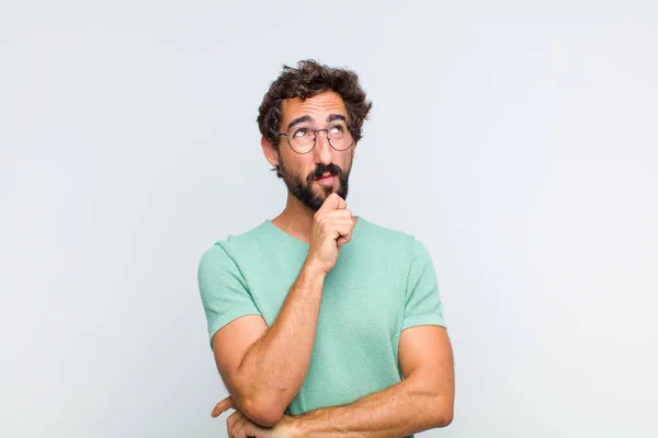 Jeune Homme Barbu Sentant Réfléchi Demandant Imaginant Des Idées Rêvant — Photo